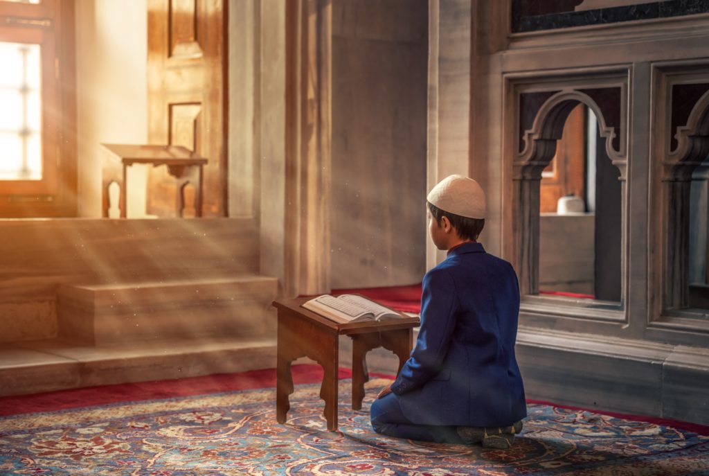 boy praying quran